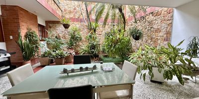 Esta impresionante Casa de dos pisos, ubicada en el Ingenio 1, puede convertirse en tu mejor inversión ! Con un área de 360 M2, 3  habitaciones, mas alcoba de servicio, 4 baños, amplia cocina, jardines interiores, estudio, parqueadero para 4 carros, tiene todo el potencial que estas buscando. Area + Ubicación = excelente inversión.
