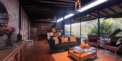 Casa en arriendo en unidad cerrada, ubicada en sector tranquilo, tránsito solo para residentes, es un entorno muy natural y de gran desarrollo urbanístico con fácil conexión a vías principales y servicios complementarios de la zona. Cuenta con un lote de gran extensión Aprox. 2,004M2,  piso en madera laminada, puerta de seguridad, sala comedor, estudio, biblioteca, estar de tv, 4 alcobas con vestier y baño en cada una, jacuzzi, baño social, cocina integral abierta tipo americano, alcoba y baño de servicio, cuarto útil, zona de ropas, terraza, jardín y parqueaderos lineales y paralelos 2 cubiertos. El conjunto cuenta con zonas sociales que incluyen gimnasio, salón social, parques infantiles, cancha de squash, cancha de tenis, amplias zonas verdes, vigilancia y portería 24 horas, citofonia y circuito cerrado de tv.  Inmueble sujeto a verificación de disponibilidad.
