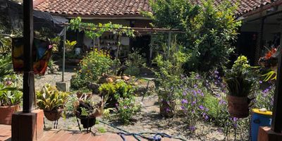 Se vende casa lote ubicada en el centro de Santander de Quilichao, para inversionistas, a  una cuadra del parque principal, excelente ubicación, consta de 6 alcobas, dos baños, patio. para mayor información comunicarse con ROCIO NUÑEZ celular 3163971491 - PBX 602 5532727