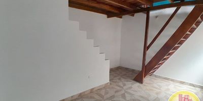 Código: 7571. 3° Piso en edificación de 4 pisos. Acceso al inmueble: Directo a la vía y escalas. Alcobas con puertas, baño cabinado en vidrio, cubierta, extractor y parqueadero para 1 moto. El inmueble cuenta con 3 miradores No se permite  mascota. Grupo familiar.  consultar restriccioes