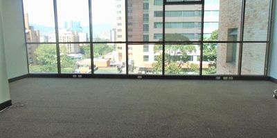 Oficina en edificio empresarial sobre la Av. el Poblado en la Milla de Oro. Ubicación estratégica, sobre vía principal, gran variedad de servicios complementarios, cerca a Oviedo, Santa Fe y San Fernando Plaza. Cuenta con piso en tapete, un espacio, baño privado, útil, cableado de red, techo cielo raso, aire acondicionado privado, y parqueaderos independientes cubiertos vista panorámica. Edificio con auditorio, terraza social en el ultimo piso, vigilancia 24 horas, circuito cerrado de tv, citofonía y parking visitantes sin costo. Inmuebles sujetos a verificación de disponibilidad.