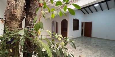 Gran oportunidad de compra en uno de los sectores más exclusivos y centrales de la ciudad de Cali. Tejares de San Fernando.

La casa es una opción ideal, ya sea para vivienda, o para uso comercial.

Esta casa, con un área construida de 312 mt2 sobre un lote de 396mt2, ofrece espacios amplios, e iluminados, total privacidad y acceso rápido a vías principales de la ciudad.

La casa cuenta con tres habitaciones amplias, dos patios internos, 2 baños, amplia cocina con zona de ropas, habitación de servicio, y habitación adicional para adaptar como bodega o almacenamiento; adicional cuenta con espacio para parquear 3 vehículos, dos parqueaderos cubiertos y uno en área del antejardín.