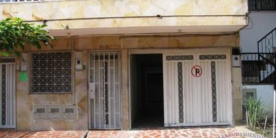 Casa-Bodega de 112 m2 en primer piso, 4 divisiones, baño social, piso en cemento rústico ideal para almacenaje u oficinas, sector residencial y comercial cerca a la central mayorista.
Si deseas más información puedes escribir al WhatsApp 3012157060