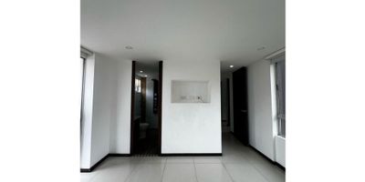 ? Apartamento en Venta – Loma de Los González

? Ubicación privilegiada en uno de los sectores más exclusivos y tranquilos de Medellín.

? Características del Inmueble:


 
 Área: 120 m²
 
 
 Estrato: 6
 
 
 Piso: 12
 
 
 Urbanización cerrada con vigilancia 24/7
 


?️ Distribución Interior:


 
 Sala comedor amplia y con excelente iluminación natural ?️
 
 
 Cocina integral totalmente equipada
 
 
 Zona de ropas independiente ??
 
 
 3 habitaciones + habitación de servicio
 
 
 3 baños completos + 1 baño social ?
 
 
 2 balcones con vista a la ciudad ?️
 


? Parqueaderos y Almacenamiento:


 
 Parqueadero doble lineal 
 
 
 Cuarto útil 
 


? Precio de Venta:

? $1.040.000.000 COP

? Zonas Comunes y Amenidades:


 
 Piscina para adultos y niños ?‍♂️
 
 
 Turco ?
 
 
 Gimnasio completamente dotado ?️‍♀️
 
 
 Cancha en grama para fútbol u otros deportes ⚽
 


Vive con elegancia, confort y rodeado de naturaleza en una de las zonas más cotizadas del Poblado.
? Contáctanos para más información o para agendar tu visita!
 

313 8343651

 
