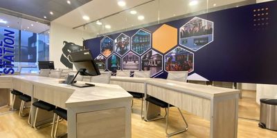 Oficina en venta de 90 m² en Chicó. Ubicada en piso 5 de edificio inteligente y exclusivo, con excelente arquitectura, techos altos y acabados de calidad. Planta abierta con espacios amplios, oficinas privadas, zona de recepción y cafetería interior. Iluminación natural destacada. Batería de baños por piso. Acceso a espectacular terraza con comedor y área al aire libre. Edificio con salones de reuniones, lobby elegante, 3 ascensores, parqueaderos para visitantes y 2 propios. Ideal para empresas o inversionistas. A pasos del Parque 93, con excelente movilidad vehicular y peatonal. ¡Oportunidad única en zona de alta valorización!