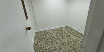 Alquiler de oficina en Envigado sector pasaje la Alcaldia segundo piso, con aproximadamente 80 m2, 3 baños, 3 divisiones, 2 salas de espera, cocineta, piso en cerámica, al lado de la Alcaldía de Envigado y al frente del parque.