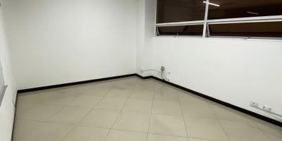 Oficina en Laureles: Un Espacio de Lujo para tu Negocio
¡Haz que tu oficina o negocio destaque en un entorno de lujo! Esta oficina en Laureles ofrece:
- Ubicación Estratégica: Cerca de la Avenida Nutibara, con fácil acceso a vías principales y transporte público.- Espacio Moderno: 18 metros de área para diseñar y personalizar según tus necesidades.- Acabados de Lujo: Detalles y materiales de alta calidad para un ambiente sofisticado y profesional.- Valor Inigualable: $1.550.000 con servicios incluidos, una oportunidad única para establecer tu negocio o oficina en un entorno de alta calidad.
No Pierdas esta Oportunidad
Haz que tu negocio o oficina se destaque en un entorno de lujo. ¡Contáctanos para más información y programa una visita!