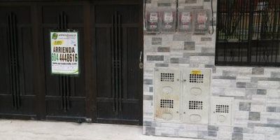 ¡Encuentra tu nuevo hogar! PISO 1Casa en Asturias, Itagüí ¡Descubre este hermoso espacio de 100m2 perfecto para tu familia! Ubicada en el tranquilo y céntrico barrio de Asturias en Itagüí, a solo minutos de colegios y transporte público. Cuenta con 3 amplias y luminosas alcobas con closet para que guardes toda tu ropa y accesorios de manera ordenada. Disfruta de momentos en familia en la gran sala-comedor, ideal para reuniones y cenas. La cocina integral moderna y funcional te permitirá preparar deliciosos platos para los tuyos. Además, tiene 2 cómodos baños y zona de ropa. ¡No dejes pasar esta oportunidad! Comunícate con nosotros para agendar una visita.