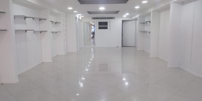 Local en arriendo en centro comercial, el cual cuenta con una excelente ubicación, en vía principal, muy central, cerca a restaurantes, parques, mall, universidades, con conexión a rutas de transporte público y gran variedad de servicios complementarios de la zona. Cuenta con piso en baldosa, 1 espacio, energía básica.  La unidad cuenta con bahía de parqueo, parking visitantes sin costo, vigilancia y portería 12 horas y circuito cerrado de tv.   Inmueble sujeto a verificación de disponibilidad.