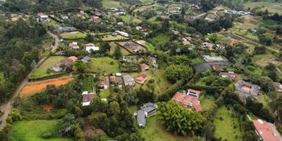 Excelente lote para la venta en el sector el Quirama perteneciente al Carmen de Viboral, cuenta con un área de 3.368m2 con un indice de ocupación del 20% actualmente tiene una pequeña casa construida de 100m2 que cuenta con Sala, comedor con chimenea, cocina, zona de ropas, hall, baño social, alcoba principal con baño y Vestier, alcoba sencilla, cuarto útil, muy buena oportunidad para construir la casa de tus sueños.