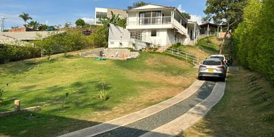 Lote 1570 metros cuadrados 
Casa 350 metros cuadrados 
5 habitaciones 
3 con baño privado 
2 con baño compartido 
Baño social 
Zona de oficios 
Bodega para guardar artículos de poco uso 
Fonda con baño para hombres y mujeres 
Cocina rústica con asador y fogón para sancocho y mesón con lavaplatos 
Parqueadero para 7 carros 
Jardin tropical 
Jardín zen 
Fuente hindú 
Plancha para piscina o Kisko 
Puerta eléctrica 
Valor de administración 260.000
Con 30 metros cúbicos de agua incluida 

Parcelación haciendas de Potrerito