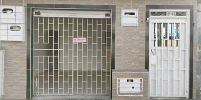 En una de las ciudades más hermosas y vibrantes de Colombia, encontramos este acogedor inmueble en primer piso (propiedad horizontal) ubicado en el corazón de Cali, este inmueble es ideal para aquellos que buscan hacer inversiones inmobiliarias;

podrás contar con la cercanía del transporte público y una ubicación privilegiada sobre una vía principal, lo que facilitará tus desplazamientos hacia cualquier punto de la ciudad.

No dejes pasar la oportunidad de adquirir este inmueble en uno de los barrios más tradicionales de Cali. ¡Contáctanos ahora mismo y agenda una visita, no esperes más!