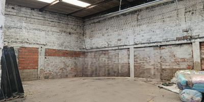 SE RENTA BODEGA COMERCIAL EN MARINILLA! Ubicada en zona industrial,con zona de cargue y descargue, posibilidad de abrir otra entrada por la parte trasera  cerca a la bomba y via al hospital, con excelente acceso vehicular y transporte. Ideal para centro de distribucion (CEDI), almacenamiento o canal logistico. Espacio amplio y versatil que se puede adaptar segun tus necesidades operativas. Entorno seguro y estrategico para el crecimiento de tu empresa. No dejes pasar esta oportunidad! Que esperas para contactarnos y agendar tu visita?