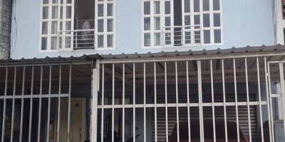 Se alquila local comercial primer piso localizado en el barrio Villa Colombia. Cuenta con una excelente ubicación, ya que se encuentra frente a la base aérea sobre la carrera 8. Tiene puerta cortina de aproximadamente 135 m2 y 2 baños. VALOR DEL CANON: $4.500.000. Para más información comuníquese al 3155019033