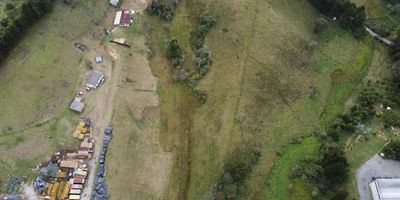 Excelente lote para arriendo en el municipio de Rionegro sector variante entre el aeropuerto y la autopista y tan solo 5min del aeropuerto cuenta con una topografía totalmente plana, un área de 32.000m2 sobre toda la vía principal, tiene servicios básicos como energía y acueducto y licencia mixta, muy buena oportunidad para construcciones livianas o almacenar contenedores para metalmecánica.