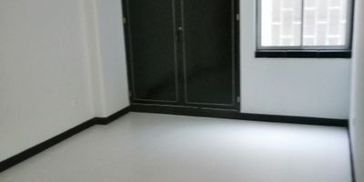 Apto remodelado 133 m2 sin amoblar, 3 alcobas con sus closets, sala, comedor, cocina abierta con isla, balcón, estudio, depósito interno, zona oficios, parqueadero