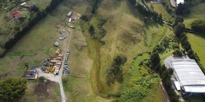 Excelente lote para venta en el municipio de Rionegro sector variante entre el aeropuerto y la autopista y tan solo 5min del aeropuerto cuenta con una topografía totalmente plana, un área de 32.000m2 sobre toda la vía principal, tiene servicios básicos como energía y acueducto y licencia mixta, muy buena oportunidad para construcciones livianas o almacenar contenedores para metalmecánica.