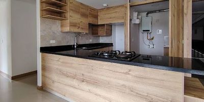 Inmueble ubicado en Sector de Villa Suiza, Carmen De Viboral. Cómodo apartamento de 75m2 distribuido en 3 cómodas habitaciones, cada una de ellas con closet, la principal con vestier, baño, sala comedor, zona de ropas, cocina amplia e iluminada, dos cómodos balcones y baño social. Unidad residencial en sector tranquilo y agradable, cerca de supermercados, restaurantes, colegios, iglesias y demás sitios de interés. Zona centro a 12 minutos caminando, cómodas vías de acceso, rutas de transporte público cercano. 