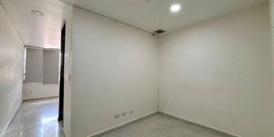 Consultorio médico en arriendo, ubicado en una reconocida torre médica sobre la avenida 33, sector Laureles. Con un área de 28 m2, este espacio funcional y bien distribuida cuenta con baño privado, aire acondicionado y parqueadero exclusivo. Su estratégica ubicación garantiza fácil acceso, gracias a la cercanía con rutas de transporte público, convirtiéndolo en una excelente opción para profesionales del sector salud que buscan comodidad, visibilidad y conectividad.