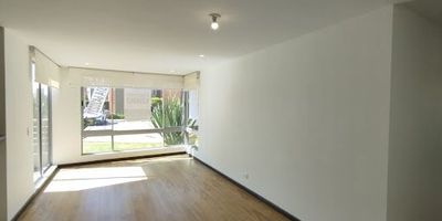 AYC Grupo Inmobiliario Vende hermoso apartamento ubicado en Hacienda Alcalá Rodamonte en Mosquera. Compra de manera de segura y rápida. El inmueble consta de 3 habitaciones, 3 baños, sala comedor, cocina integral, zona de ropas independiente, cuenta con closets en las habitaciones, cortinas generales en el apartamento, excelente iluminación natural y parqueadero privado, ubicado en una de las zonas exclusivas de Mosquera, con maravillosas zonas comunes para compartir en familia. ¡Anímate a conocer este hermoso apartamento! No esperes más y agenda tu cita ya...