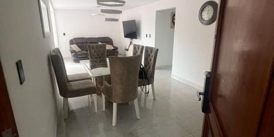 Apartamento en venta en Alamos en unidad cerrada, cerca a rutas de transporte público y servicios complementarios de la zona. Cuenta con salacomedor, pisos en cerámica, cuatro habitaciones con closet, dos baños, cocina integral, estufa, calentador a gas y zona de ropas. La unidad posee de un parqueadero cubierto, piscina, gimnasio, salón comunal, parques infantiles, placa polideportiva y zonas verdes. Además cuenta con circuito cerrado de tv, portería y vigilancia las 24 horas. Inmuebles sujetos a verificación de disponibilidad. Venta Alamos Pereira