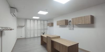 Oficina en venta en Los Alpes de fácil acceso en unidad cerrada cerca a supermercados de cadena, rutas de transporte público y servicios complementarios de la zona. Cuenta con un espacio y un baño, pisos en cerámica, cocineta, cableado de red, techo cielorraso. Posee además de salón de conferencias y baños comunales. La unidad cuenta parqueadero cubierto, planta eléctrica. Vigilancia y portería las 24 Horas. Inmuebles sujetos a verificación de disponibilidad. Venta Los Alpes Pereira