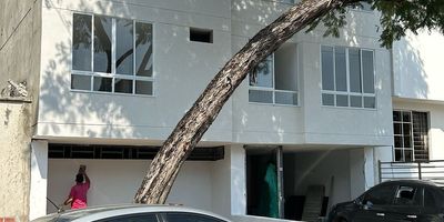 Descubre esta impresionante oportunidad de inversión en este majestuoso edificio en venta. Con 12 espacios y 12 baños distribuidos en 788 metros cuadrados, este inmueble ofrece un amplio potencial para diversos usos comerciales. Además, cuenta con 10 parqueaderos para mayor comodidad. Su precio de $2,750,000,000 lo convierte en una opción atractiva para aquellos que buscan expandir su portafolio inmobiliario. No pierdas la oportunidad de adquirir este exclusivo edificio y hacer realidad tus proyectos empresariales. ¡Contáctanos para más información!