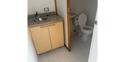 Esta oficina para alquiler se encuentra ubicada en la hermosa ciudad de Medellín, en el departamento de Antioquia. Con una área construida de 35 M2, es el espacio perfecto para iniciar o expandir tu negocio. Con características internas que te brindarán comodidad y funcionalidad, esta oficina es sin duda una gran opción para trabajar.

En su interior, encontrarás un baño auxiliar, una característica que sin duda será de gran utilidad para ti y tus empleados. Además, cuenta con doble ventana, lo que te permitirá tener una buena iluminación natural y una mejor ventilación. El suelo de cerámica o mármol, le da un toque elegante y a la vez fácil de limpiar y mantener.

En cuanto a su ubicación externa, esta oficina se encuentra cerca de la zona urbana, lo que te brinda fácil acceso a servicios y comodidades que podrás aprovechar en tu día a día. También, cuenta con la ventaja de estar cerca de colegios y universidades, ideales para aquellas empresas que buscan colaborar con el crecimiento y formación de nuevos profesionales.

 
