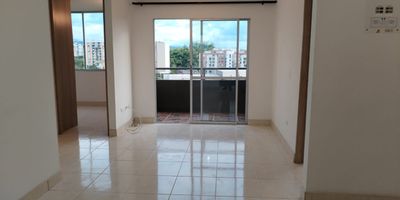 Apartamento en venta en Condina en unidad cerrada, cerca a supermercados de cadena, rutas de transporte público y servicios complementarios de la zona. Cuenta con salacomedor, dos habitaciones con closet, pisos en cerámica, dos baños, cocina integral en mesón de acero, estufa, calentador a gas y zona de ropas, La unidad posee de un parqueadero descubierto, dos ascensores, piscina, gimnasio, salón comunal, sauna turco, parques infantiles, placa polideportiva y zonas verdes. Además cuenta con circuito cerrado de tv, portería y vigilancia las 24 Horas. Inmuebles sujetos a verificación de disponibilidad. Venta Condina Pereira