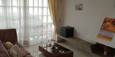 Vendo amplia casa, uni familiar, muy buena ubicacion, cerca a la calle 26, barrio Modelia. 