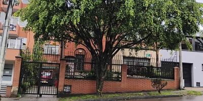 [VEN] ID HOUM: 152948

En Houm te ayudamos de forma fácil y segura. Los beneficios de comprar con nosotros:
    • Te ayudamos a conseguir financiamiento a través de una asesoría personalizada
    • Mediación y seguimiento de todo el proceso
    • Ponemos a tu disposición profesionales en notariado, registro y asesoría jurídica
¡Solo te preocupas de las firmas!

Casa en venta, ubicada en el barrio La Salle, con una superficie construida de 450.00 m² y superficie total de 450.00 m². 

Sus principales características son:

    • 7 dormitorios
    • 7 baños
    • Admite mascotas
    • 3 parqueaderos
    • Año de construcción: 1945
    • Bodega
            
Además, el inmueble cuenta con las siguientes amenidades:

    • Salón de eventos
    • Zona de juegos

Si compras con nosotros, te brindamos asesoría personalizada durante todo el proceso.
Más que una inmobiliaria, somos Houm.
*Aplican T&C