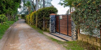 Amplio Hotel ubicado en Rionegro vereda Cimarronas a 4 kilómetros del parque Rionegro, Cerca Al Club de la Macarena, 25 minutos del Aeropuerto de Rionegro, 40 minutos a Medellín, el inmueble cuentas con Licencia para Hotel, Certificado de Turismo, cuenta con; 5 salas, Sala-comedor de 16 puestos, 15 Closets, &nbsp;15 alcobas, 1 cocina comercial, 1 cocineta, 1 cocina Integral, 5 calentadores, 3 hall, 1 patio grande caben 80 personas, 15 Baños 4 baños Sociales, 3 balcones, 18 Lamparas, Piso en cerámica antideslizante, Red de gas, 3 Cuartos Útiles, 2 porterías, Sala de juego billar, parques, Jacuzzi, Sauna y Parqueadero cubierto para 2 carros.&nbsp;Adicional tiene 1 apartamento adicional con 1 Cuarto principal con muebles de sala Cama doble grande 1 Cuarto huésped con 2 camas dobles 2 baños, Sala comedor cocina Estufa digital, nevera grande doble puertas y congelador separado Lavadora de platos Microondas, Horno Triturador de alimentos Isla cocina mármol, Barra, Comedor 8 puestos, Closet, 