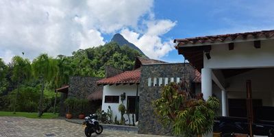 Vendo hermosa finca en parcelación sobre la vía que conduce de Bolombolo a Venecia, cerca al Cerro Tusa con magnifico clima, 64.000 m2 de lote, casa principal de 587 m2 con 3 alcobas mas servicio, 5 baños, patio de ropas, kiosco, piscina climatizada, turco, parqueadero de 490 m2, casa de mayordomo de 102 m2, tanques de almacenamiento de agua, planta de tratamiento de agua, 2 tanques de almacenamiento de agua de 1500 litros cada uno, 300 arboles frutales de mandarina y naranja, porteria