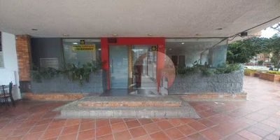 Alhambra sector residencial Local comercial ubicado en bahia peatonal de la calle 116 con autonorte con un área total de 97 metros , 2 baños, deposito interno, zona de servicios enchapada, extractor de 180 x 240, gas natural , posibilidad para uso de comidas o servicios, vitrina sobre la pepe sierra, disponibilidad inmediata valor incluye administración actual mas iva  citas Claudia Morales 3208339404 