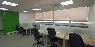 Oficina en arriendo de 276 m, ubicada en una excelente zona de Pepe Sierra. Cuenta con amplios espacios para área administrativa, tres baños privados, pisos en cerámica y excelente iluminación natural. Dispone de capacidad para 40 puestos operativos, 4 parqueaderos, fibra óptica, rack de red, cableado estructurado y cocineta.Se encuentra en un quinto piso con ascensor, con cómodas vías de acceso por la Calle 116 y la Carrera 19, cerca de transporte público y zonas verdes. Para más información, comuníquese con el ejecutivo comercial Manuel Quiroga al celular o WhatsApp 317656 9166, o al correo electrónico manuel.quirogainmobiliariasaliadas.com