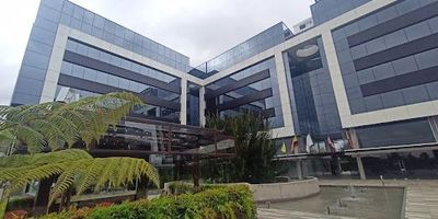 Oficina en arriendo ubicada en el tejar - Cajicá  cuenta con 38 mts2, amplias zonas para oficina, un baño privado, pisos en cerámica con buena iluminación natural, esta ubicado en un cuarto piso con ascensor, vías de acceso por la cra 5 , vía Cajicá, Zipaquirá a poca distancia de transporte publico, zona empresarial y zonas verdes. para mayor información comuníquese con el ejecutivo comercial óscar pardo celular o whatsapp 3173691392, o a su correo electrónico oscar.pardoinmobiliariasaliadas.com