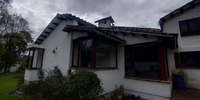 Casa en arriendo  ubicada en san Jose de Bavaria, cuenta con 270 mtrs2 y 1200 mtrs2 área campestre compartida, cuatro salas comedores, cuatro  habitaciones con closet,  cuatro baños con calentador a gas, la cocina es integral con estufa a gas, extractor de humo y muebles superiores e inferiores, sus pisos son laminados tiene una excelente iluminación natural y excelentes acabados, cuenta con zona de ropas y parqueadero descubierto sencillo. para más información comuníquese con el ejecutivo comercial Manuel Quiroga  al celular o whatsapp 3176569166 o al correo manuel.quirogainmobiliariasaliadas.com