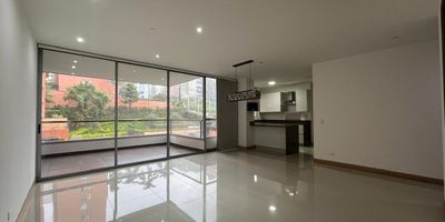 Apartamento en arriendo en unidad cerrada ubicada en sector redidencial, tranquilo, de poco flujo vehicular, con conexión a rutas de transporte púbico, cerca a hoteles, restaurantes, centros comerciales, de fácil acceso a las avenidas principales y gran variedad de servicios complementarios de la zona.  Cuenta con piso en cerámica y madera, sala y comedor, estudio, 3 alcobas con vestier y baño en la cada una, baño social, cocina integral abierta tipo americano, alcoba y baño de servicio, cuarto útil, zona de ropas, balcón y parqueaderos lineales e independientes cubiertos. Conjunto cerrado con ascensor y zonas sociales muy competas que incluyen, piscina, gimnasio, salón social, sauna, turco, parques infantiles,cancha de squash, amplias zonas verdes, vigilancia y portería 24 horas y circuito cerrado de tv. Inmuebles sujetos a verificación de disponibilidad