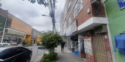 Apartamento de 2 habitaciones, 1 closet,baño, sala comedor,cocina semi integral,zona de lavado, servicios compartidos.Cerca a plaza de mercado Restrepo, estacion de Transmilenio fucha, av caracas, av primera de mayo