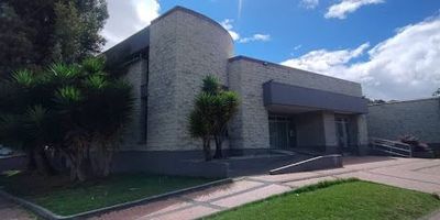 Local comercial en venta de 767 m² en el barrio El Contador, Bogotá, Cundinamarca. Este inmueble dispone de 2 baños y 15 parqueaderos, ideal para inversión comercial. Cuenta con vigilancia y 50 años de antigüedad. Una excelente oportunidad para inversionistas, respaldada por un contrato vigente con una entidad financiera. Su ubicación en El Contador es clave para negocios en Bogotá. Para más detalles sobre este local, puede contactar vía WhatsApp, solicitar que le contacten o consultar los teléfonos disponibles.