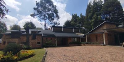 Espectacular casa para arriendo en un lote de 3.000 metros cuadrados, ubicada en el sector de colinas de suba, te permite disfrutar de espacios amplios, comodos y luminosos ya que cuneta con una excelente ventilacion.  tiene un area de 650 metros cuadrados, 5 alcobas con walking closets, 5 banos 1 para cada habitacion, 3 parqueaderos cubiertos, 6 parqueaderos al aire libre, deposito, gimnasio, teatro, hall de alcobas, barra americana, luces led, bbq, canchas multiples, juegos infantiles, tuco, 1 lago, 4 jardines. Esta cerca de todo lo que necesitas av Boyaca y av suba.