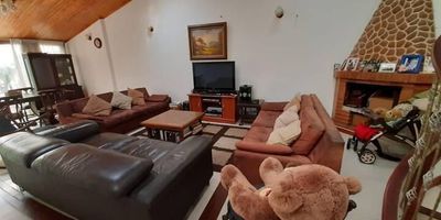 Casa, de dos niveles, ubicada en el sector de ANDES, en el primer nivel; cuenta con 3 garajes cubiertos, sala y comedor, cocina amplia, bano social, patio interior con zona de lavanderia y tanques de agua reciclable, cuarto de servicio que sirve como cuarto util, segundo nivel, 5  alcobas, 2 banos.  Excelentes vias de acceso, Av.Cl.100, Ak.68, cerca al CC. Cafam Floresta, Iserra 100. cerca de todo lo que necesitas.