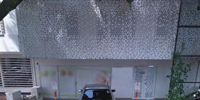 EXCELENTE OPORTUNIDAD PARA PROFESIONALES DE LA SALUD y/o INVERSIONISTAS!  En el sur de Cali, barrio Tequendama, sector de clínicas, consultorios, EPS, etc. se vende moderna edificación de dos plantas, completamente remodelada y adecuada para uso de consultorios y/o clínica, consta de bahía externa de parqueo para 4 carros, recepción, dos salas de espera, sala de recuperación, 3 salas de procedimientos, ( pueden ser consultorios) 2 consultorios, oficina de administración, cafetín, jardín, vestier para hombres, vestier para damas, 2 patios ornamentales, baño para mujeres, baño para hombres, baño discapacitados, baño mixto, sala vip, depósito. reune las condiciones específicas requeridas para desarrollo de actividades de salud  y uso de suelo aprobado. Cuenta con transformador de 75 kva, aire acondicionado  central piso techo, mini splits,  tipo caset, existe la opción de vender con  excelente contrato de arrendamiento vigente