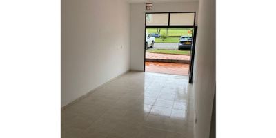 VENTA LOCAL COMERCIAL ZONA DE UNICENTRO PEREIRA

Excelente oportunidad de inversión. Se vende local comercial ubicado en una zona altamente estratégica de Pereira, justo al lado del Centro Comercial Unicentro y sobre la reconocida Avenida 30 de Agosto, una de las vías con mayor flujo vehicular y peatonal de la ciudad. Este espacio es perfecto para emprender o expandir un negocio pequeño que busque visibilidad, fácil acceso y cercanía a una zona comercial consolidada. La ubicación ofrece una excelente conectividad gracias al constante flujo de transporte público y privado, lo que garantiza alto tráfico de clientes potenciales. Ideal para negocios como boutique, cafetería, barbería, oficina de servicios, entre otros. Una oportunidad única para posicionar tu marca en uno de los sectores más concurridos y con mayor proyección de la ciudad.
