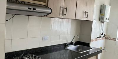Vendo hermoso apartamento remodelado en 1 piso ,piscinas, salón social ,parqueadero propio escriturado  seguridad 24 horas y parque el apartamento cuenta con 71 mtrs ,3 habitaciones dos con closets ,la principal con baño privado amplio ,baño social completo ,sala con balcon ,comedor , cocina lineal con gas natural ,calentador ,zona de oficios con lavadero sala de tv  comedor .pisos nuevos, .la unidad cuenta con muy buenos espacios verdes con juegos para niños .salón social  y dos piscinas, bahía de parqueo  comunitario  unidad muy bien tenida excelente ubicación ,con fácil transporte publico .