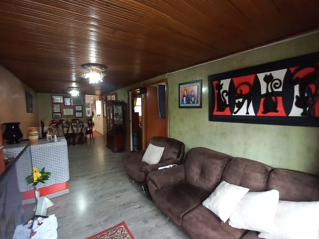 Casa de 6 alcobas en venta en Ciudad Kennedy Central, Bogotá, 240 m² · foto 2 de 20