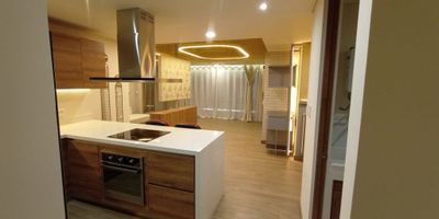 ¡Bienvenido al lugar donde tus sueños se hacen realidad! Este aparta estudio es el hogar perfecto para ti. Con 1 habitación, 1 baño completo de lujo y otro medio baño tendrás todo el espacio que necesitas. Cuenta ademas con 1 parqueadero con linea para carga eléctrica y un cuarto útil. Su ubicación es inmejorable, cerca de todo lo que necesitas, centros comerciales, universidades, estación del metro, supermercados y zonas de comida. Ademas esta dentro de una unidad completa con espacios comunes como gimnasio, coworking, spa para personas y mascotas, piscina, jacuzzi, turco, sauna, salón social, salón de juegos. No pierdas la oportunidad de vivir en este increíble lugar. ¡Ven a visitarlo hoy mismo y enamórate de tu nuevo hogar!