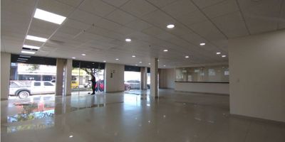 Local comercial en arriendo – 500 m² | Uso institucional o financiero

Amplio local comercial de 500 m² distribuidos en dos niveles, ideal para entidades financieras, centros médicos, oficinas institucionales o comercio especializado.


 
 Primer piso: 250 m², con 3 baños, zona de lavado, área de caja, cuarto de seguridad y rampa de acceso para personas con discapacidad.
 
 
 Segundo piso: 250 m², con 2 baños, zona de lavado y espacios abiertos para adecuar según necesidad.
 
 
 Acabados: pisos en porcelanato, instalaciones modernas y excelente iluminación.
 
 
 Uso de suelo comercial aprobado, ideal para trámites financieros o atención al público.
 


Ubicación estratégica con alta visibilidad, ideal para marcas que buscan presencia y comodidad para sus clientes.

