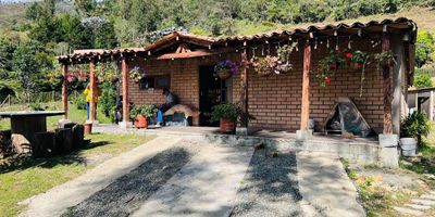 Finca en venta Guarne Antioquía a solo 2 kilómetros de la autopista Medellín-Bogotá

Características:
	•	Área privada: 2.500 m²
	•	Construcción: 220 m²
	•	4 habitaciones
	•	4 baños
	•	Salón de estudio
	•	Cocina
	•	Sala-comedor
	•	Portada de ingreso

Comodidades adicionales:
	•	Amplias zonas verdes
	•	árboles de aguacate en producción
	•	Nacimiento de agua y agua de acueducto veredal
	•	Escrituras al 100%

Precio: ¡Solo 650 millones de pesos!
Haz de esta finca tu refugio perfecto.