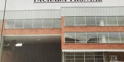 Bodega industrial de 1.326 m ubicada en una zona estratégica, con excelentes especificaciones técnicas y alto potencial de inversión. Actualmente se encuentra arrendada por $15.000.000 mensuales más administración, garantizando rentabilidad inmediata. Cuenta con resistencia de piso de 7 tonm, altura libre de 12 m, puerta de acceso de 5 m y energía trifásica de 20 KVA. Se distribuye en tres niveles primer piso de 800 m con recepción, baños, cocineta, cuarto de operarios y acceso para tractomulas segundo piso de 112,4 m y tercer piso de 213,6 m, ambos con oficinas y baños. Incluye mezanines y cuatro parqueaderos. Una oportunidad ideal para inversionistas o empresas que buscan una propiedad con infraestructura robusta, ubicación estratégica y retorno asegurado. ¡Contáctanos para más información! CM